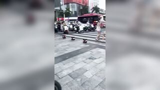 Đánh ghen giữa phố, 2 gái xinh Xé váy Lộ Lồn ngay ngã 4