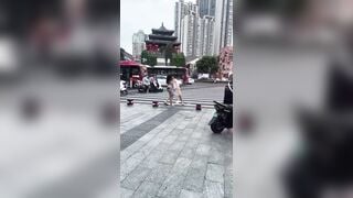 Đánh ghen giữa phố, 2 gái xinh Xé váy Lộ Lồn ngay ngã 4