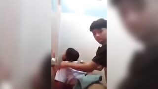 Mấy em c3 manh động vl,rủ nhau địt quay clip ngay WC nữ trường giờ ra chơi