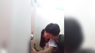 Mấy em c3 manh động vl,rủ nhau địt quay clip ngay WC nữ trường giờ ra chơi