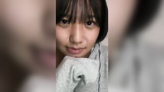 Cô gái Nhật Bản dễ thương đang tự thỏa mãn 1