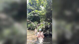 Hai em gái xinh tắm suối khoả thân, hòa mình với thiên nhiên