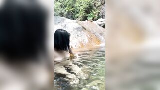 Hai em gái xinh tắm suối khoả thân, hòa mình với thiên nhiên