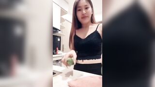 Thảo baby gái xinh kute và trái dưa leo ngọt nước