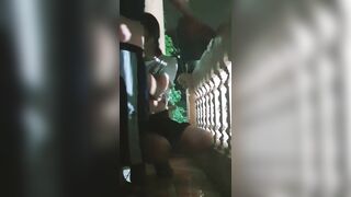 trời mưa mà em ghệ dâm cũng rủ ra ban công địt nhau