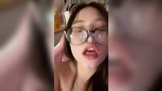Em mắt kính mặt dâm, thủ dâm cực nứng