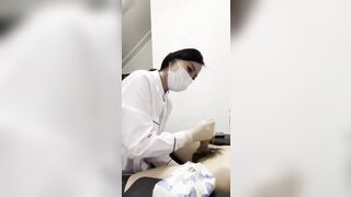 đi khám cu được em y tá sục cu kiểm tra