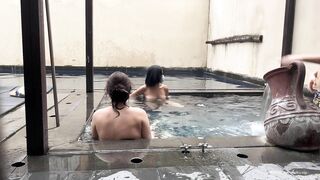 Hai em gái xinh đi tắm khoả thân public còn cho người lạ sờ đít massage