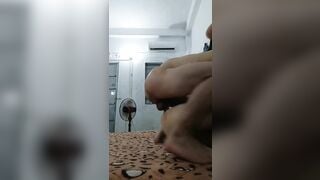 Bé học sinh cấp 3 đi học về sang trọ anh địt dâm đãng vãi