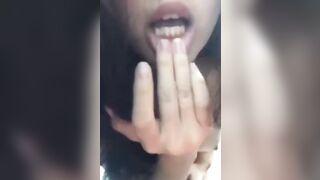 Phương Chi 2k8 gái xinh kính cận dâm vào nhà tắm móc lồn khẩu dâm