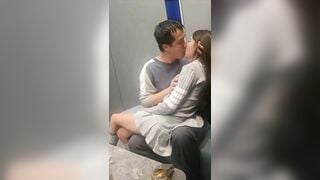VÃI LỒN, qua nhà chơi thấy bố dượng nhỏ bạn hôn bít sờ xoạng nó như chuyện bth