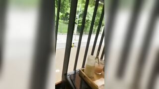 Sục cặc cho người yêu khi bên cạnh đang có người ngay tại quán cafe