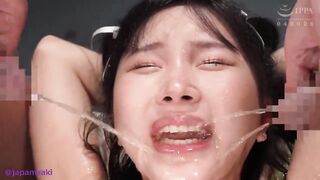 Em teen xinh đẹp bị trói lại xem như bồn cầu mà bị đái lên đầy ng cho uống ngập mồm