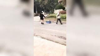 bé rau non tơ nứng lồn thủ khỏa thân đường phố cho người lạ xem