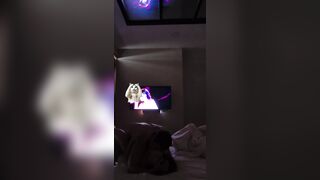 Nhìn dòng tinh chảy ra từ cái lol khít của em nó