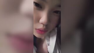 geeh dâm vú to em đang tự nghịch cặp vú của em