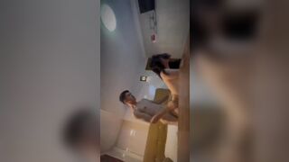 Vừa xăm mình vừa làm massage thế bảo không làm bồn chứa hơi lạ