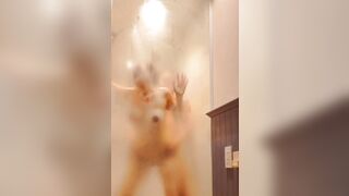Đau lòng nhìn vợ và dượng đụ nhau trong nhà tắm