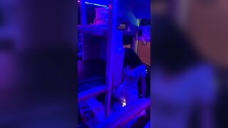 làm gì khó coi vậy gái