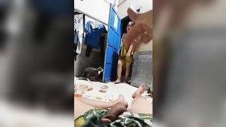 Em hàng xóm thấy cặc tôi chạy vào bú mút luôn tý thì bị chồng nó thấy