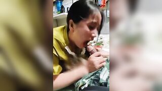 Em hàng xóm thấy cặc tôi chạy vào bú mút luôn tý thì bị chồng nó thấy