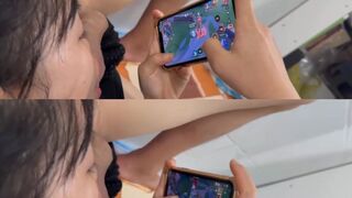Vừa chơi game vừa ngậm cặc cho anh họ