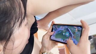 Vừa chơi game vừa ngậm cặc cho anh họ