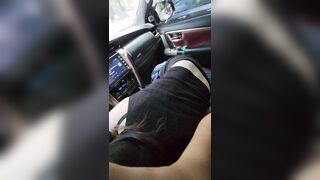 vừa lái xe vừa được em người yêu dâm bú cu cho thì sướng nhất rồi