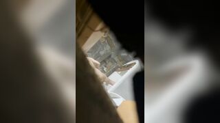 Quay lén em gái tóc vàng đi tắm, dáng bé nó trắng nuột vãi lồn