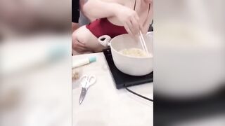 Đang nấu ăn thì mẹ vợ bị con rể đụ lên đỉnh ngày trong bếp