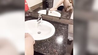 Chị dâu nứng lồn kêu em trai vô toilet cúi xuống bú cho chị ra