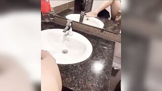 Chị dâu nứng lồn kêu em trai vô toilet cúi xuống bú cho chị ra