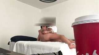 Nằm khỏa thân sờ hàng em nhân viên massage dâm đãng rồi đè em ra đụ lun trg quán
