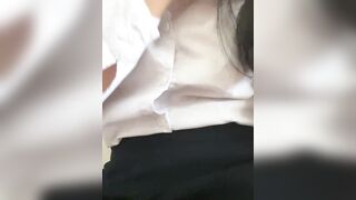 em nhân viên văn phòng nứng lồn thủ dâm ở quán cafe - phần 3