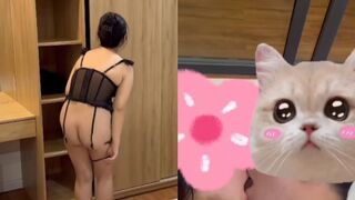 Vô phòng đúng lúc cô bạn thân đang thay đồ