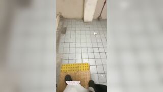 Đang đi chơi thì nứng nên kéo người yêu vào wc cho em nó bú cu