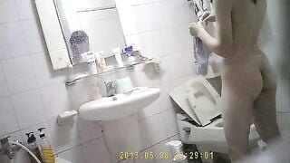 Thanh niên đặt cam quay lén nhà tắm lấy clip em kế tắm