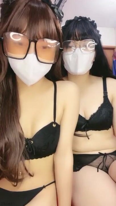 Các em gái teen xinh dâm nữ địt nhau livestream