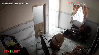 Mẹ móc lồn trước mặt con trai