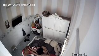 Camera quay lén vợ ngoại tình dắt trai lạ về nhà còn trước mặt con của mình