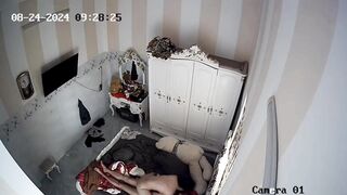 Camera quay lén vợ ngoại tình dắt trai lạ về nhà còn trước mặt con của mình