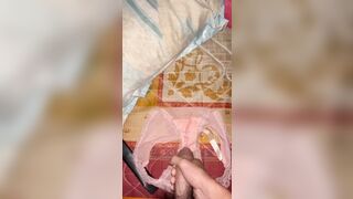Sục rồi bắn tinh lên quần lót còn nóng hổi chị gái vừa thay ra