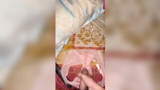 Sục rồi bắn tinh lên quần lót còn nóng hổi chị gái vừa thay ra
