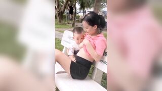 Chị gái cho con bú giữa công viên