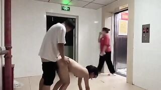 Đang đụ em họ ngoài hàng lang thì chị hàng xóm đi ra