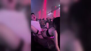 Anh chàng nhỏ rất ngại ngùng... Anh ấy nói chơi nữa thì sẽ chơi trò ￼ rồi... !~