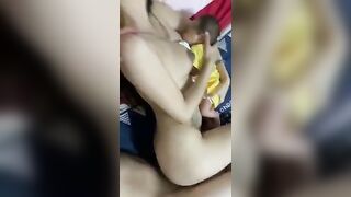 Tranh thủ vợ cho con bú anh chồng địt doggy đằng sau