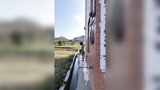 Em gái xinh vừa khoe vú vừa làm cỏ cùng bác nông dân