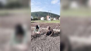 Em gái xinh vừa khoe vú vừa làm cỏ cùng bác nông dân