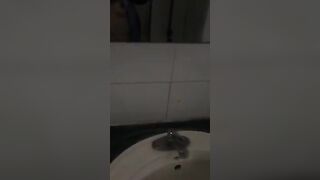 Cặp đôi trẻ 16 17t rủ nhau quay clip địt nhau trong WC công cộng